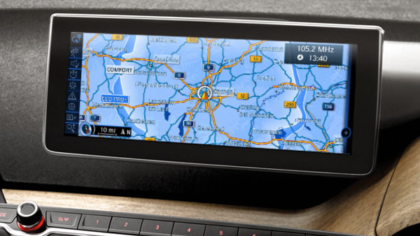 Mapa do sistema de navegação BMW i, mostrando visão ampla de estradas e cidades Mapa do sistema de navegação BMW i, mostrando visão ampla de estradas e cidades